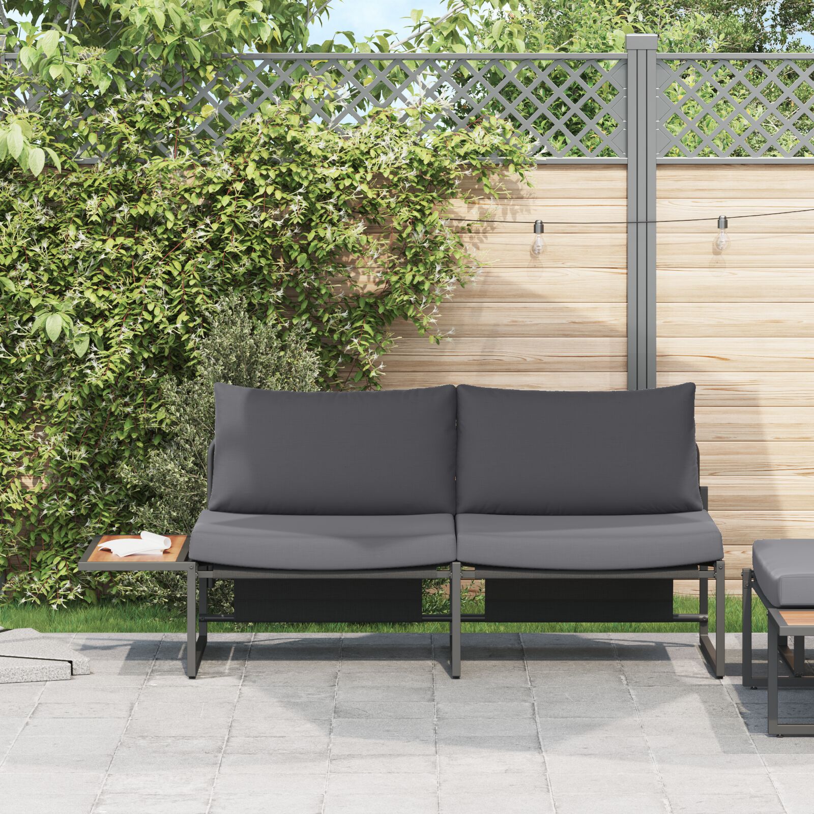 2-Sitzer Gartensofa mit anthrazitfarbenen Kissen 2-Sitzer Gartensofa mit anthrazitfarbenen Kissen