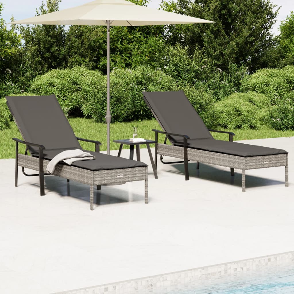 Sonnenliegen 2 Stk. mit Tisch und Auflagen Grau Poly Rattan Sonnenliegen 2 Stk. mit Tisch und Auflagen Grau Poly Rattan