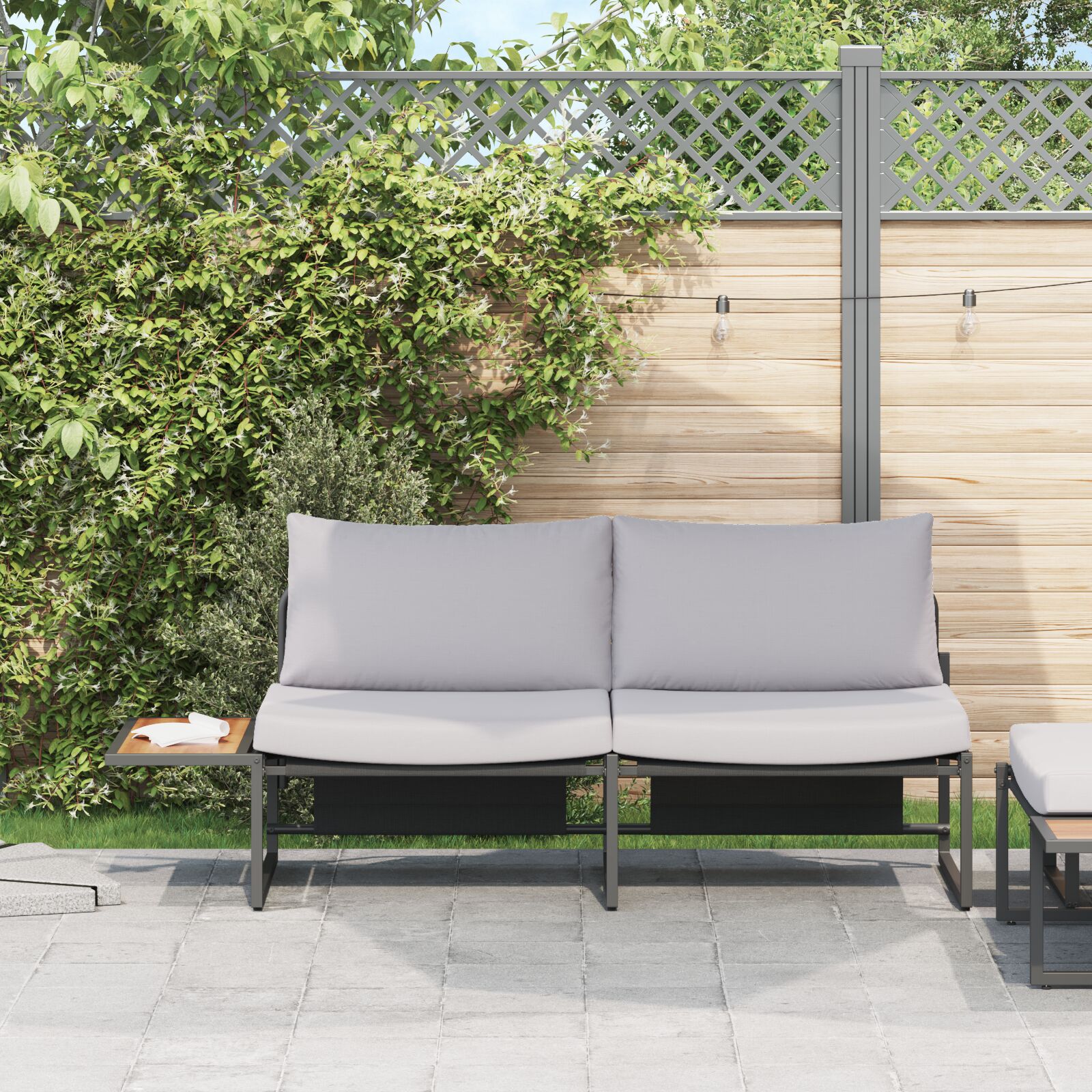 2-Sitzer Gartensofa mit hellgrauen Kissen 2-Sitzer Gartensofa mit hellgrauen Kissen