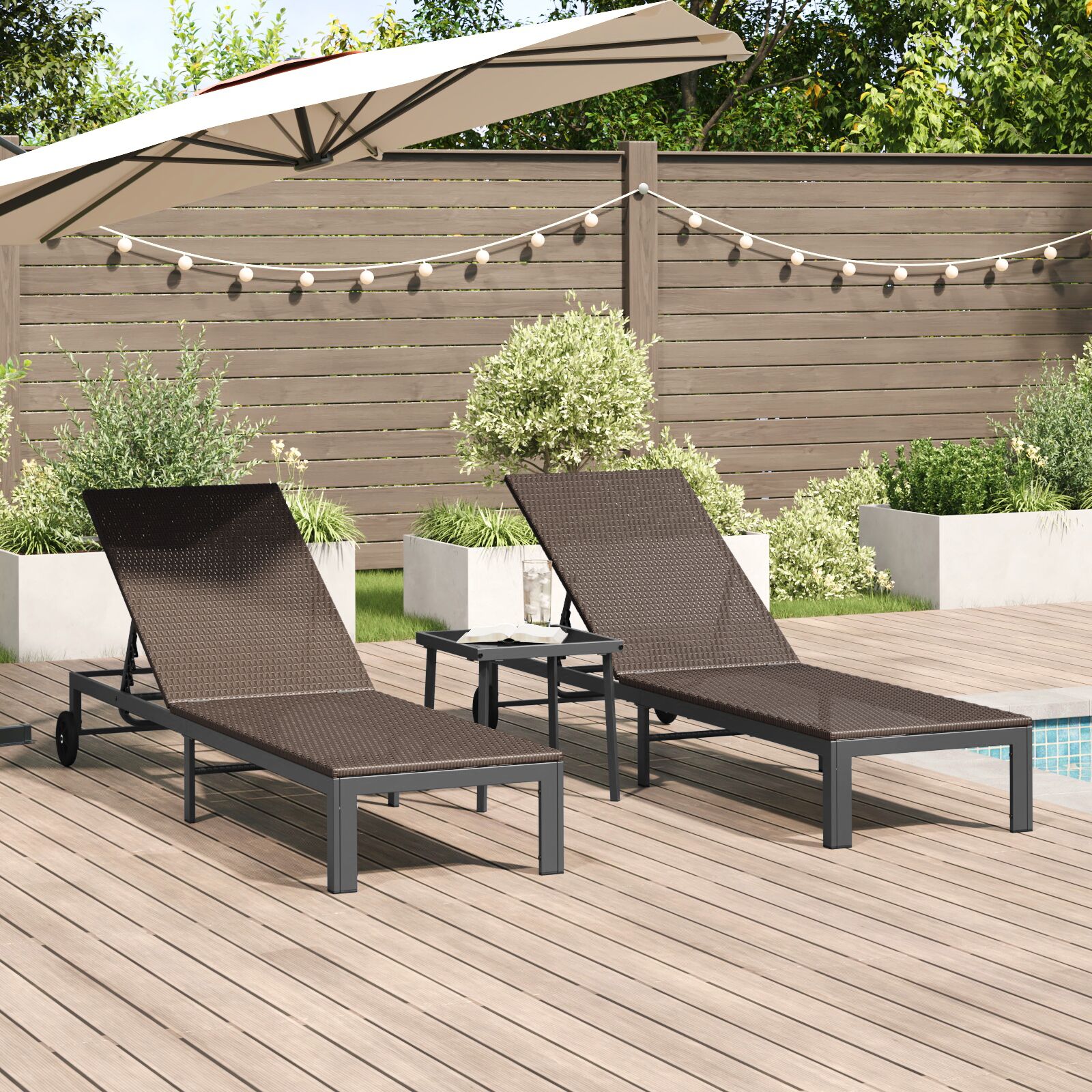 Sonnenliegen 2 Stück mit Rädern und Tisch Braun Poly Rattan Sonnenliegen 2 Stück mit Rädern und Tisch Braun Poly Rattan